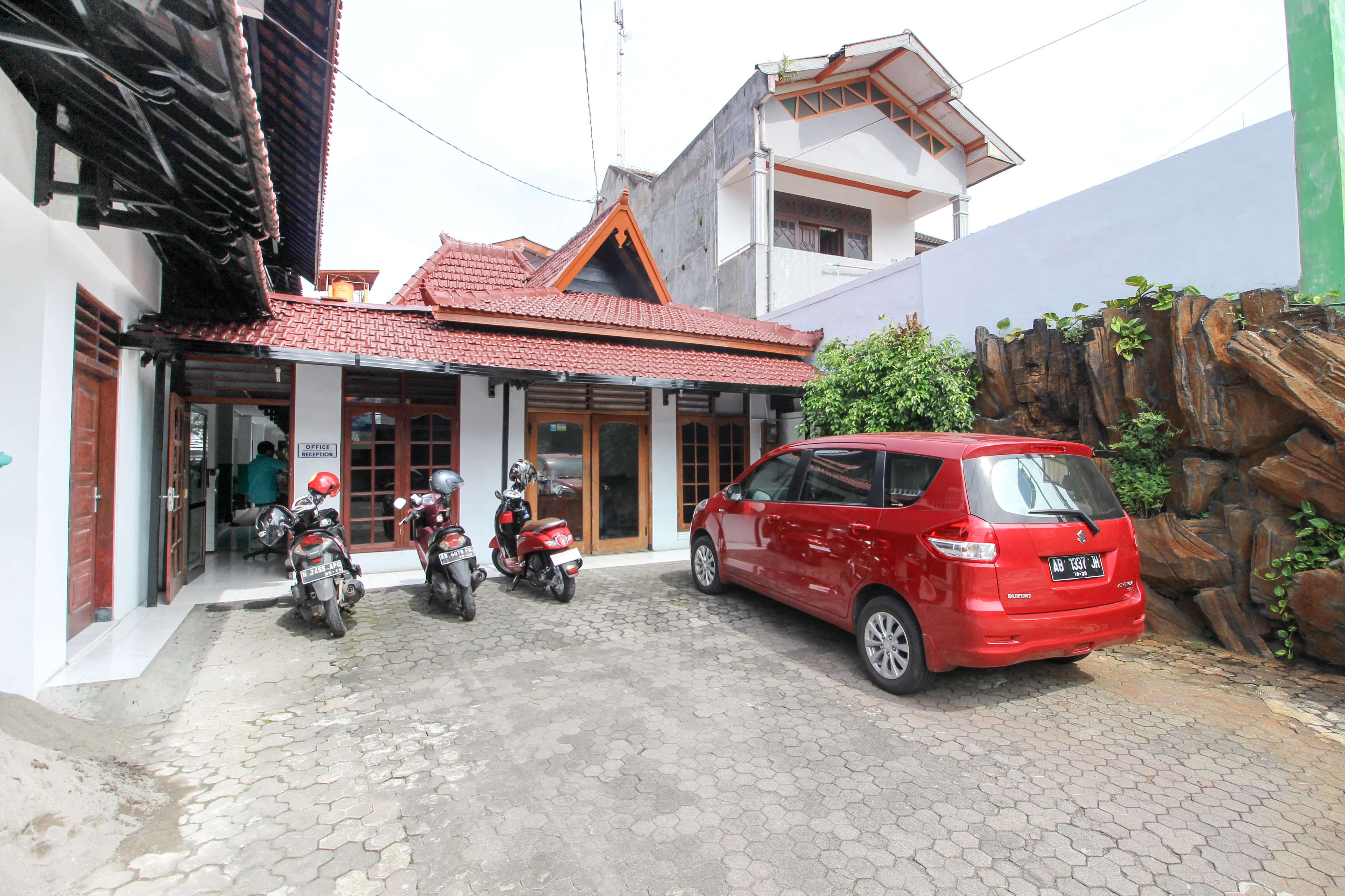 Reddoorz Plus Near Alun Alun Selatan Джок'якарта Екстер'єр фото